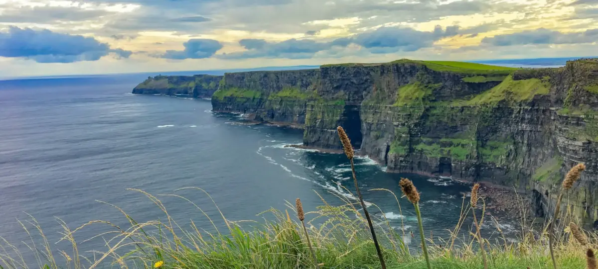 Vue mer paisible avec falaise à droite 