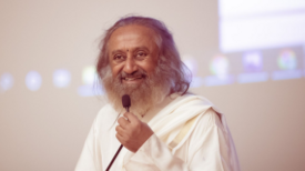 Gurudev Sri Sri Ravi Shankar donnant une conférence